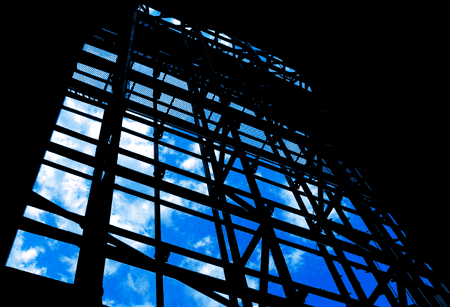 格子状の窓と鮮やかな青空