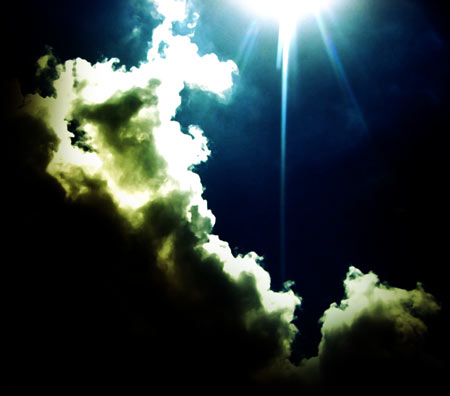 雲間から輝く太陽