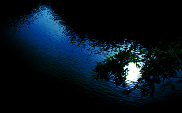 水面に映る月の写真素材 Neo Himeism