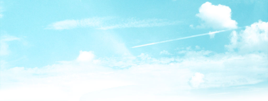空と飛行機雲の写真素材（2パターン）