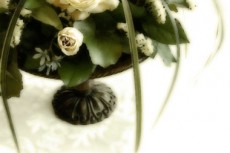 アンティーク花瓶と白薔薇