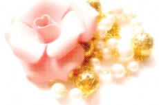 薔薇のブローチと真珠のネックレス