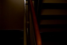 ビル内の薄暗い階段