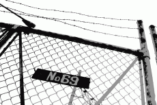 No.69のプラカードのフェンス