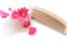 和櫛とピンクの花の髪飾り