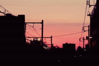 【高解像度】夕焼けの空と電車が走る街のシルエット（3パターン）
