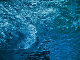 【高解像度】青く澄んだ水