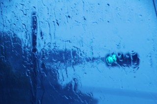 【高解像度】雨に滲む青い信号機（3パターン）