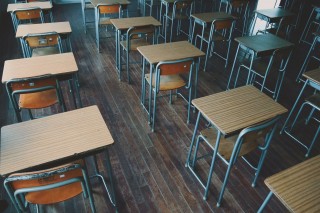 【高解像度】無人の教室に並ぶ机（3パターン）